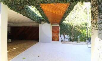 Imagem 5: Casa térrea de alto padrão com muito verde