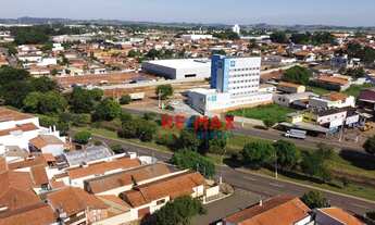 Imagem 2: Casa com 3 dormitórios no centro de Leme/SP em frente a avenida principal, com 260m de ter