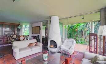 Imagem 2: Casa á venda com 720mts, 6 quartos, 8 banheiros e 3 vagas em rua silenciosa