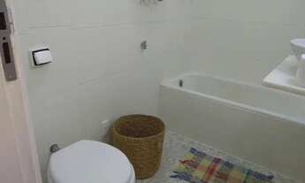 Imagem 6: Quarto e sala em rua arborizada no Flamengo