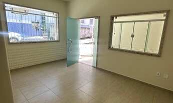 Imagem 6: Casa linear no primeiro pavimento composta de 3 quartos sendo uma suíte reformada piso em