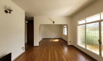 Imagem: Casa em rua fechada com cancela e segurança