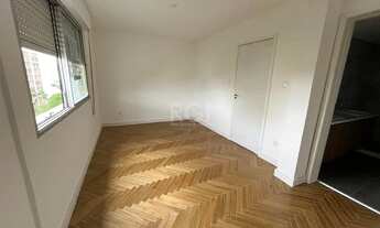 Imagem 7: Apartamento de três dormitórios, suíte e duas vagas de garagem na Rua Ramiro Barcelos, bai