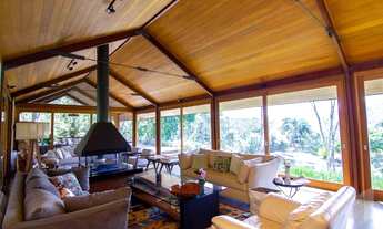 Imagem 3: O belo terreno com relevo suave e paisagismo primoroso, se integra á linda vegetação local