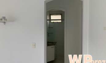 Imagem 7: COMPACTO E CHARMOSO - Apartamento 1 dormitório com armários embutidos, varanda na sala,