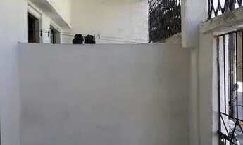 Imagem 2: PEQUENA CASA DE ACESSO RÁPIDO AO SHOPPING RIOMAR, COM UM VALOR QUE CABE NO SEU BOLSO