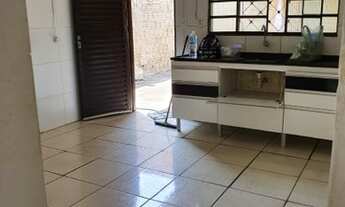 Imagem 2: Casa com dois quartos, sala ampla e garagem