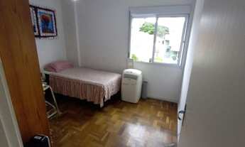 Imagem 4: **Com 3 dormitórios, sendo 1 suíte, possui 3 banheiros, 1 vaga de garagem, 1 sala. Área