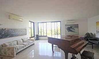 Imagem: Casa com muito verde e muitas flores no