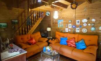 Imagem: Chalé com dois anexos em terreno amplo