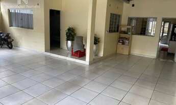 Imagem 6: Viva o Sonho no Setor Sudoeste: Casa Espaçosa com Suíte Master e Área Gourmet