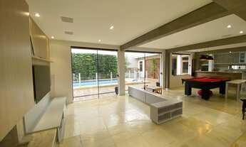 Imagem: Casa alto padrão em área nobre, com piscina