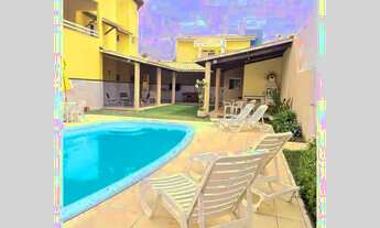 Imagem 3: Aproveite o estilo de vida paradisíaco nesta casa amarela deslumbrante!