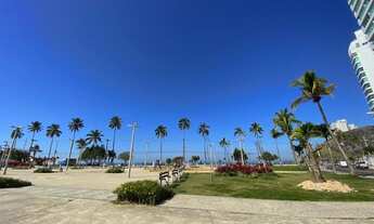 Imagem 1: Amplo apartamento à venda no Guarujá, prédio todo reformado à 200 metros da praia