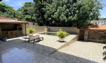 Imagem 2: Com 362m² de área construída em 360m² de terreno, com 3 quartos sendo 1 suíte e dependênci