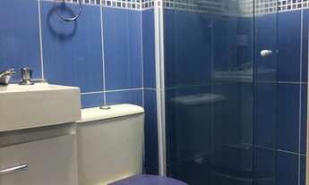 Imagem 6: Aconchegante apartamento à venda com 2 quartos, sendo 1 suíte, e 2 banheiros no total. O c