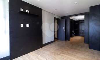 Imagem 4: Um clássico de Moema, lindamente reformado na avenida Rouxinol!