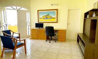 Imagem 7: Aproveite o estilo de vida paradisíaco nesta casa amarela deslumbrante!