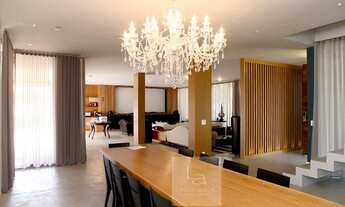 Imagem 6: Maravilhosa casa de esquina com muita área verde