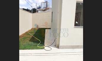 Imagem 3: 771B. CASA 3Q DE ESQUINA COM QUINTAL FRENTE E LATERAL, 2 VGS ESTILO MODENO B. N CENTRO