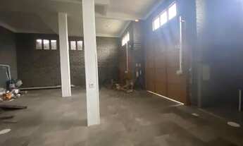 Imagem 2: Loja com 110m² de área privativa, piso cerâmico, banheiro social e estacionamento na frent