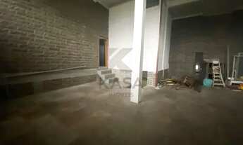 Imagem 3: Loja com 110m² de área privativa, piso cerâmico, banheiro social e estacionamento na frent