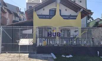 Imagem 2: Casa em dois pisos, com terreno amplo no Bairro Alto