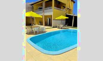 Imagem 2: Aproveite o estilo de vida paradisíaco nesta casa amarela deslumbrante!