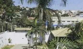 Imagem 3: SITIO LUXO Tropical em frente poliesportivo