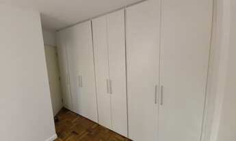 Imagem 7: **Com 3 dormitórios, sendo 1 suíte, possui 3 banheiros, 1 vaga de garagem, 1 sala. Área