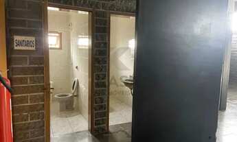 Imagem 4: Loja com 110m² de área privativa, piso cerâmico, banheiro social e estacionamento na frent