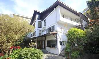 Imagem 2: Casa com muito verde e muitas flores no Jardim Guedala