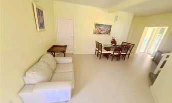 Imagem 6: Aproveite o estilo de vida paradisíaco nesta casa amarela deslumbrante!