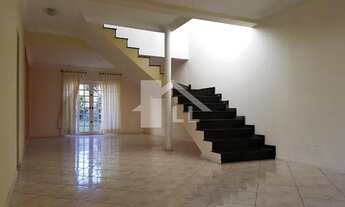 Imagem 2: Lindo casa em condomínio para locação de 200m² com 3 dormitórios (1 suíte) e 4 vagas de ga