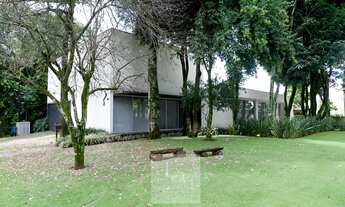 Imagem 1: Maravilhosa casa de esquina com muita área verde