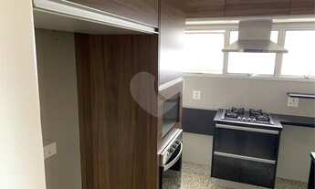 Imagem 2: Totalmente reformado por arquiteta renomada! Andar alto!