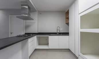 Imagem 3: 3 quartos sendo 1 suite (com grande Walk-in closet) e 2 quartos grandes dividindo 1 banhei