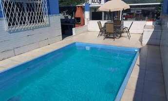 Imagem: Salão de festas com piscina e churrasqueira