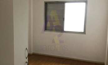 Imagem 3: Apartamento com sala e dormitório espaçosos. Com 1 vaga de garagem em ótima localização em