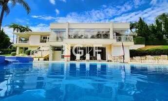 Imagem: Casa cinematográfica em condomínio em