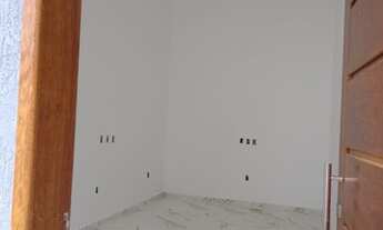 Imagem 2: Casa linear independente com amplo quintal e acabamento com pé direito alto em Rio das Ost