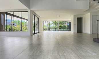 Imagem 7: Alphaville Barra da Tijuca - Mansão Triplex com fachada imponente, em terreno de esquina