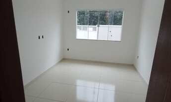 Imagem 5: Casa linear independente com amplo quintal e acabamento com pé direito alto em Rio das Ost