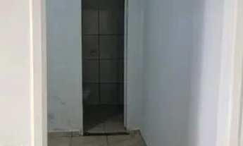 Imagem 2: PATICULAR ALUGA CASA DE FUNDOS COM 2QTS SALA COZINHA BANHEIRO FORRADA CERÂMICA GARAGEM PR