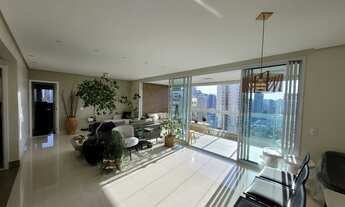 Imagem 3: Andar alto com vista condominio possui quadra de tenis