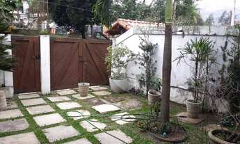 Imagem 4: Casa com 2 salas, 4 quartos (1 suíte), escritório, piscina, 2 vagas, à venda, 246 m² por R