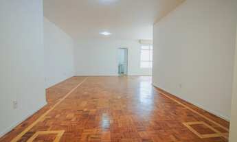 Imagem 3: Edifício com super laser na melhor rua do bairro! Apartamento reformado, claro e tranquilo