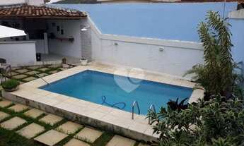 Imagem 2: Casa com 2 salas, 4 quartos (1 suíte), escritório, piscina, 2 vagas, à venda, 246 m² por R