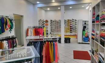 Imagem: Loja de roupas de Calçados em pleno funcionamento