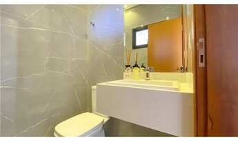 Imagem 7: 3 dormitórios, sendo 1 suíte e 2 com banheiro compartilhado. Salas com pé direito alto - P